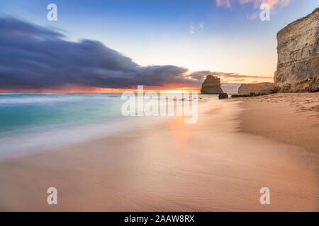 Malerischer Blick auf Meer an der Gibson Schritte gegen bewölkter Himmel bei Sonnenuntergang, Victoria, Australien Stockfoto