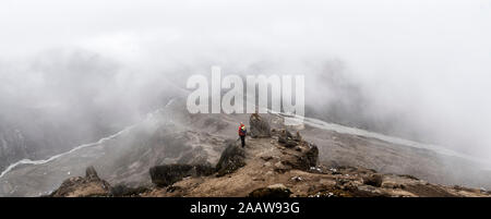 Frau Betrachten von Dingboche, Himalaja, Solo Khumbu, Nepal Stockfoto