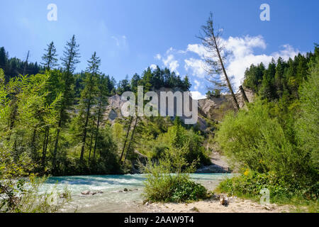 Blick auf die Isar und Erosion Kanal gegen Himmel am Isarhorn in der Nähe von Mittenwald, Oberbayern, Bayern, Deutschland Stockfoto