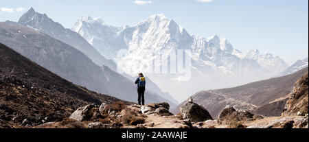 Frau Trekking im Himalaya, Nepal Stockfoto