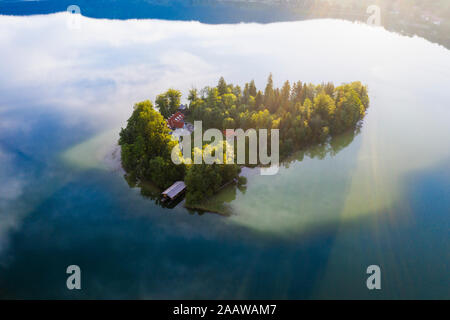 Malerischer Blick auf Wert Insel und See Schliersee bei Sonnenaufgang, Bayern, Deutschland Stockfoto