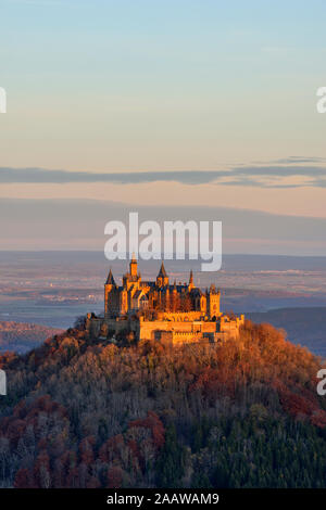 Blick auf die Burg Hohenzollern auf dem Berg gegen Himmel bei Sonnenuntergang, Deutschland Stockfoto