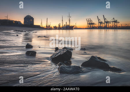 Blick auf den Hafen gegen Himmel bei Sonnenuntergang in Hamburg, Deutschland Stockfoto