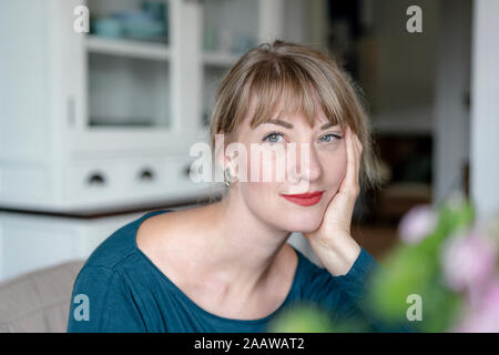 Portrait von Tagträumen Frau zu Hause Stockfoto