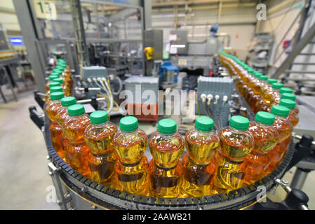 Apple-juice Factory, Abfuellung, Apfelsaft Stockfoto