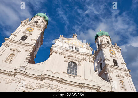 Low Angle View von St. Stephan's Cathedral gegen den blauen Himmel in der alten Stadt, Bayern, Deutschland Stockfoto