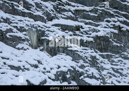 Eine Menge Eiszapfen haben Aufgrund des Wassers nach unten hetzen die Berge und dann Einfrieren beim Absturz einer Klippe gebildet. Stockfoto