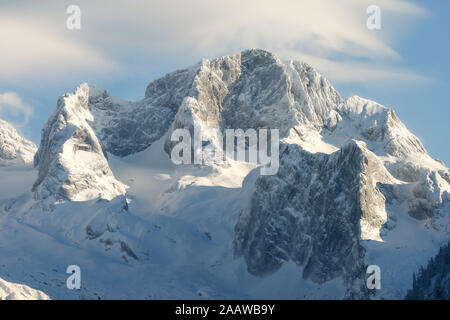 Mount Dachstein stolz, sich auszuruhen. Die Sonne und gerade schlagen die höchsten Gipfel. Der Gletscher ist vollständig abgedeckt durch Schnee auch die steilkante sind covere Stockfoto