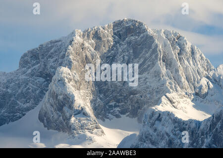 Mount Dachstein stolz, sich auszuruhen. Die Sonne und gerade schlagen die höchsten Gipfel. Der Gletscher ist vollständig abgedeckt durch Schnee auch die steilkante sind covere Stockfoto