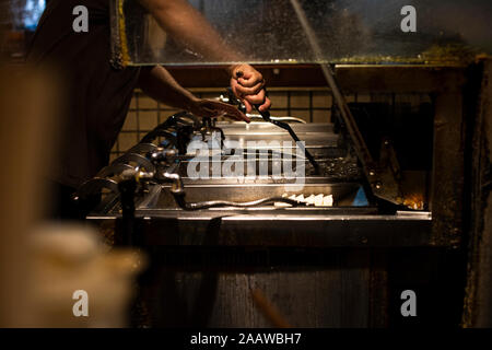 Küchenchef gyozas in einem Restaurant in Tokio, Japan. Stockfoto