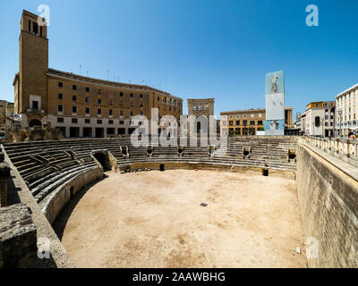 Römische Amphitheater gegen den blauen Himmel in der Altstadt während der sonnigen Tag, Lecce, Italien Stockfoto