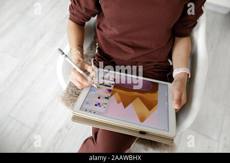 Weibliche Web Designer über Tablet-PC zu Hause Stockfoto
