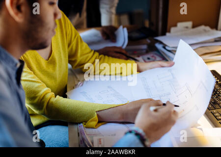 Personen die Zusammen arbeit im Architekturbüro Stockfoto