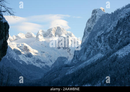 Mount Dachstein stolz, sich auszuruhen. Die Sonne und gerade schlagen die höchsten Gipfel. Der Gletscher ist voll von Schnee bedeckt. Die umliegenden Gosaukam Stockfoto