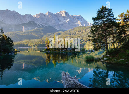 Malerischer Blick auf Eibsee Braxen Insel und Zugspitze im Hintergrund, Werdenfelser Land, Oberbayern, Bayern, Deutschland Stockfoto