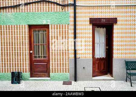 Portugal, Porto, Afurada, zwei traditionellen Fassaden tagsüber gesehen Stockfoto