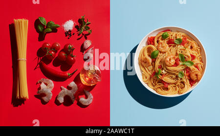 Direkt oberhalb der Schuß von Garnelen Pasta durch Inhaltsstoffe auf farbigem Hintergrund Stockfoto