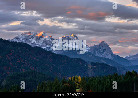 Wettersteingebirge mit Zugspitze und Waxenstein bei Sonnenaufgang in Bayern, Deutschland Stockfoto