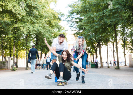 Gruppe von drei Freunden Spaß mit Skateboard Stockfoto