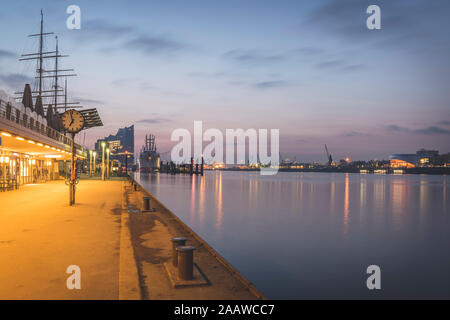 Uhr auf St. Pauli Landungsbrücken gegen Himmel bei Sonnenaufgang in Hamburg, Deutschland Stockfoto