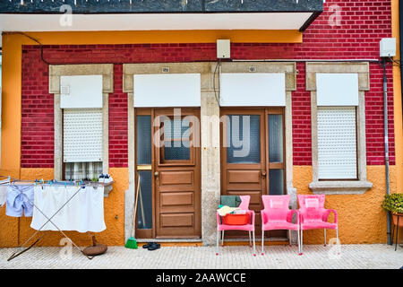 Portugal, Porto, Afurada, Wäsche aufhängen vor bunten Haus Stockfoto