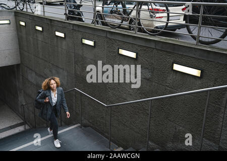 Frau zu Fuß dtairs in einer U-Bahn-Station, Berlin, Deutschland Stockfoto