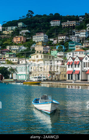 Motorboot im Hafen von St Georges, der Hauptstadt von Grenada, Karibik günstig Stockfoto
