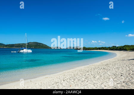 Malerischer Blick auf Long Bay Beach gegen den blauen Himmel, Beef Island, British Virgin Islands Stockfoto