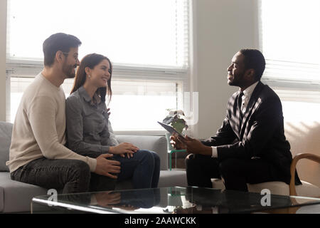 African American männlichen Therapeuten Beratung kaukasischen Paar Stockfoto