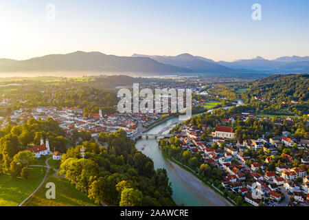 Luftaufnahme von Bad Tölz gegen den klaren Himmel bei Sonnenaufgang, Bayern, Deutschland Stockfoto