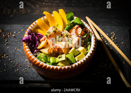 In der Nähe von poke Schüssel mit Stäbchen im Studio Stockfoto