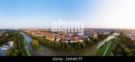 Deutschland, Bayern, Oberbayern, München Stadtbild mit Weiden Insel, Wittelsbacher Brücke und Reichenbach Brücke an der Isar Stockfoto