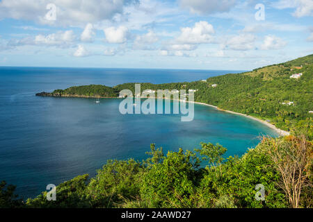 Luftaufnahme von Brewers Bay gegen bewölkter Himmel, Tortola, Britische Jungferninseln Stockfoto