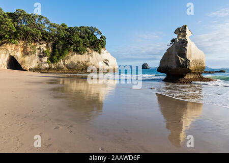 Neuseeland, Nordinsel, Waikato, lächelnde Sphinx Rock und Natural Arch in Cathedral Cove Stockfoto