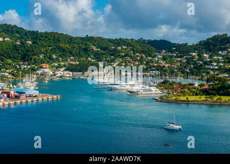 Hohe Betrachtungswinkel von St Georges, der Hauptstadt von Grenada, Karibik Stockfoto