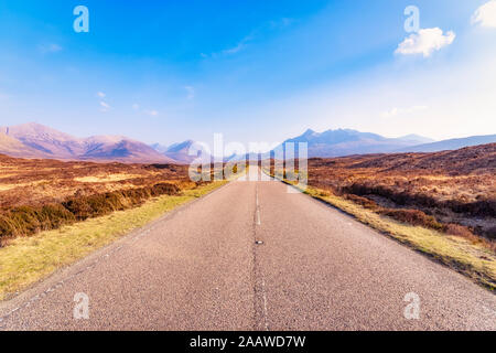 Abnehmende Ansicht eines 863-Straße in Richtung Cuillin Berge führen, Isle of Skye, Highlands, Schottland, UK Stockfoto