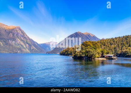 Malerischer Blick auf dem Doubtful Sound gegen Himmel im Fjordland National Park bei Te Anau, Südinsel, Neuseeland Stockfoto