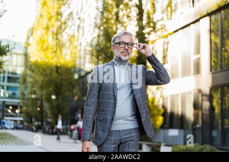 Modische Reifen Geschäftsmann unterwegs in der Stadt Stockfoto