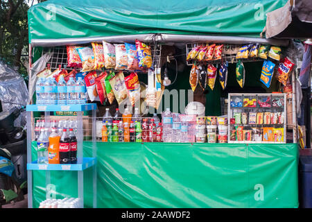 Okt. 26, 2019 - Manila Philippinen: Auf den Straßen von Manila mit Snacks und Wasser Abschaltdruck Stockfoto