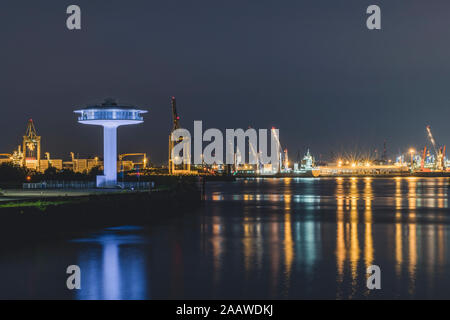 Beleuchtete Leuchtturm Zero von Elbe gegen den Himmel bei Nacht, Hamburg, Deutschland Stockfoto