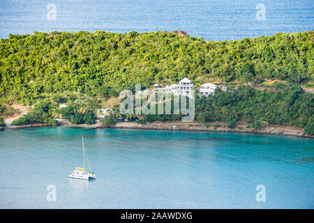 Luftaufnahme von Boot auf Brewers Bay, Tortola, Britische Jungferninseln Stockfoto