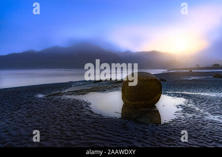Drei Schwestern Strand bei Sonnenuntergang, North Island, Neuseeland Stockfoto
