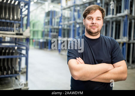 Portrait von zuversichtlich Arbeiter in einer Fabrik Lager Stockfoto