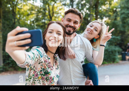 Gruppe von drei Freunden, die selfie mit Smartphone Stockfoto