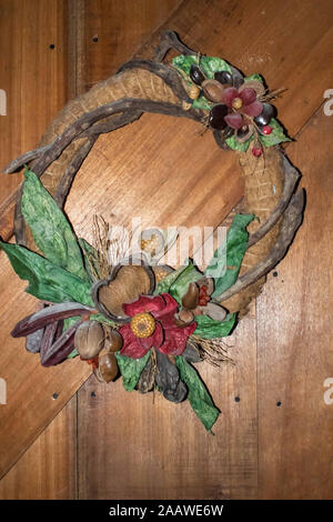 Weihnachten Home Dekoration. Hausgemachte christmas wreath Dekoration aus tropischen Früchten Stockfoto