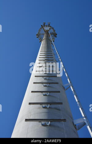 Low Angle Ansicht einer 5g Radio Mast vor der klare, blaue Himmel Stockfoto