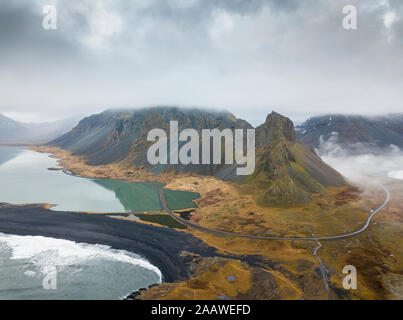 Island, Luftaufnahme von leeren Autobahn rund um Bergen Jokulsarlon See Stockfoto