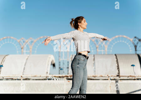 Junge blonde Frau Balancing Stockfoto