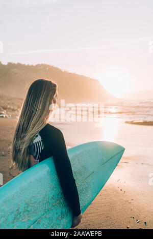 Junge blonde Surfer am Strand von Sopelana, Spanien Stockfoto