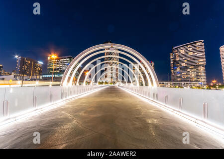 Beleuchtete Webb Brücke in Docklands anhand klarer Himmel bei Nacht, Melbourne, Australien Stockfoto